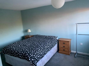 Eastbourne Large Double Room with WiFi & Kitchen